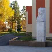 Памятник П.И.Чайковскому при входе