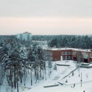 Школа зимой с гостиницы Снежинка